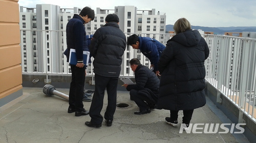 【울산=뉴시스】유재형 기자 = 울산시는 입주 예정인 공동주택을 사전 점검해 하자 여부 등을 해결하는 공동주택 품질검수단이 입주민들로부터 호응을 얻고 있다고 14일 밝혔다. 2018.03.14. (사진= 울산시 제공) photo@newsis.com
