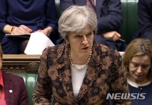  【런던=AP/뉴시스】 테리사 메이 영국 총리가 자국에서 발생한 전 러시아 이중첩자 암살 시도 사건의 배후를 러시아로 공식 지목했다. 메이 총리는 12일(현지시간) 하원에서 "지난 4일 세르게이 스크리팔과 그의 딸이 솔즈베리에서 러시아가 개발한 군사용 신경작용제 노비촉에 공격을 당했다는 것이 분명하다"고 밝혔다. 2018.03.13 