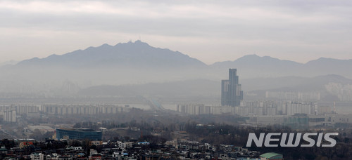 【서울=뉴시스】 추상철 기자 =미세먼지 농도가 '나쁨' 단계인 13일 오전 서울 용산구 남산에서 본 서울 도심이 안개와 미세먼지로 뒤덮여 있다. 2018.03.13.  scchoo@newsis.com