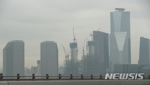 【서울=뉴시스】이영환 기자 = 대기 정체로 서울 등 수도권 지역 미세먼지 농도가 나쁨을 나타내고 있는 13일 오전 서울 마포구 서강대교 북단에서 바라본 LG트윈타워 인근이 흐릿하다.  2018.03.13.  20hwan@newsis.com