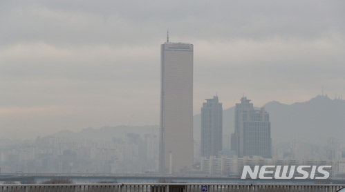 【서울=뉴시스】이영환 기자 = 대기 정체로 서울 등 수도권 지역 미세먼지 농도가 나쁨을 나타내고 있는 13일 오전 서울 마포구 서강대교 북단에서 바라본 63스퀘어 인근이 흐릿하다. 2018.03.13. 20hwan@newsis.com