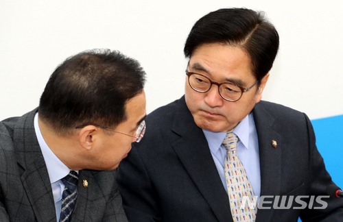 【서울=뉴시스】이종철 기자 = 13일 서울 여의도 국회에서 열린 더불어민주당 원내대책회의에서 우원식 원내대표와 박홍근 원내수석부대표가 의견을 나누며 심각한 표정을 하고 있다. 2018.03.13. jc4321@newsis.com