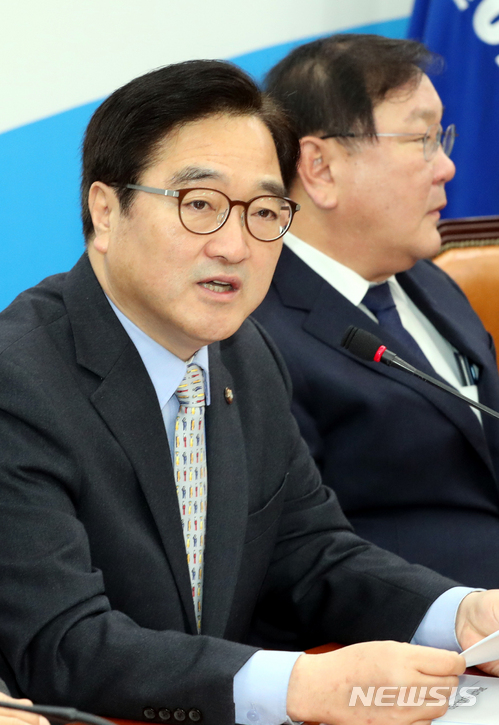 【서울=뉴시스】이종철 기자&nbsp; =&nbsp; 13일 서울 여의도 국회에서 열린 더불어민주당 원내대책회의에서 우원식 원내대표가 모두발언을 하고 있다. 2018.03.13.&nbsp; jc4321@newsis.com