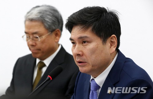 【서울=뉴시스】홍효식 기자 = 바른미래당 지상욱(오른쪽) 정책위의장이 13일 오전 서울 여의도 국회에서 열린 원내대책회의에 참석해 모두발언을 하고 있다. 왼쪽은 김동철 원내대표. 2018.03.13. yesphoto@newsis.com