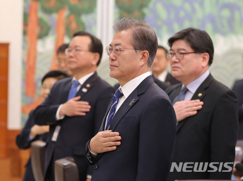 【서울=뉴시스】전진환 기자 = 문재인 대통령이 13일 오전 청와대 세종실에서 국무회의에 앞서 국민의례를 하고 있다. 2018.03.13. amin2@newsis.com