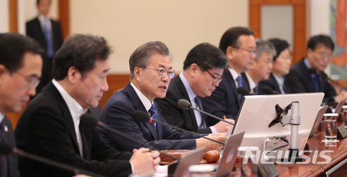 【서울=뉴시스】전진환 기자 = 문재인 대통령이 13일 오전 청와대 세종실에서 국무회의를 주재하고 있다. 2018.03.13. amin2@newsis.com