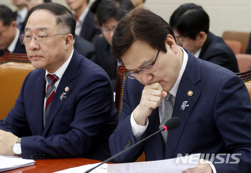 【서울=뉴시스】박영태 기자 = 13일 서울 영등포구 여의도 국회에서 진행된 정무위원회 전체회의에서 최종구 금융위원장이 자료를 살피고 있다. 2018.03.13.since1999@newsis.com
