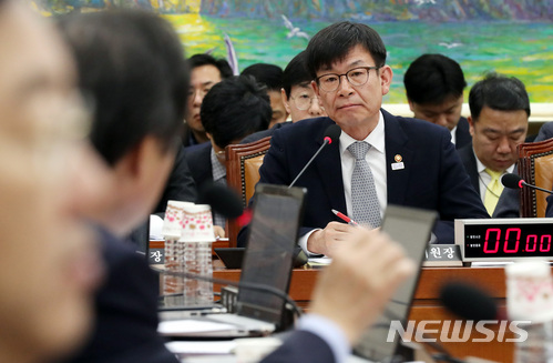 【서울=뉴시스】박영태 기자 = 13일 서울 영등포구 여의도 국회에서 진행된 정무위원회 전체회의에서 김상조 공정거래위원장이 하도급거래 공정화에 관한 법률 일부개정법률안에 대한 자유한국당 의원들의 질의를 듣고 있다. 2018.03.13.since1999@newsis.com