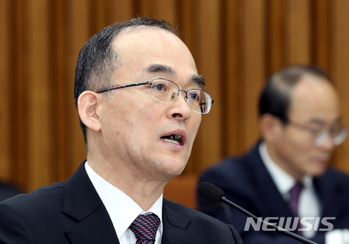 【서울=뉴시스】이종철 기자 = 13일 서울 여의도 국회에서 열린 사법개혁특별위원회 전체회의에 출석한 문무일 검찰총장이 의원들의 질의에 답변하고 있다. 2018.03.13. jc4321@newsis.com