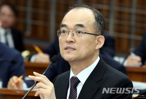 【서울=뉴시스】이종철 기자&nbsp; =&nbsp; 13일 서울 여의도 국회에서 열린 사법개혁특별위원회 전체회의에 출석한 문무일 검찰총장이 의원들의 질의에 답변하고 있다. 2018.03.13.&nbsp; jc4321@newsis.com