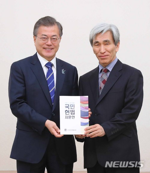【서울=뉴시스】전신 기자 = 문재인 대통령이 13일 청와대 충무실에서 열린 국민헌법자문특위 초청 오찬에서 정해구 위원장으로부터 자문안을 전달 받고 있다. 2018.03.13.&nbsp; photo1006@newsis.com