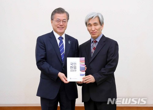 【서울=뉴시스】전신 기자 = 문재인 대통령이 13일 청와대 충무실에서 열린 국민헌법자문특위 초청 오찬에서 정해구 위원장으로부터 자문안을 전달 받고 있다. 2018.03.13. photo1006@newsis.com