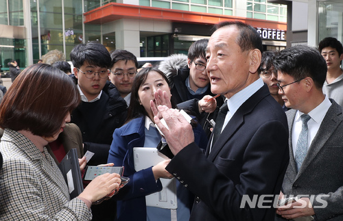 【서울=뉴시스】권현구 기자 = 이명박 전 대통령의 검찰 소환을 하루 앞둔 13일 오전 서울 강남구 이 전 대통령 사무실 앞에서 김효재 전 정무수석이 MB관련 브리핑을 하고 있다. 2018.03.13.&nbsp; stoweon@newsis.com