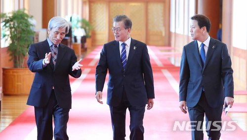 【서울=뉴시스】전신 기자 = 문재인 대통령과 정해구 국민헌법자문특위 위원장이 13일 청와대 충무실에서 열린 오찬에 참석하고 있다. 2018.03.13.&nbsp; photo1006@newsis.com