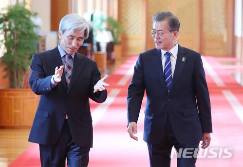 【서울=뉴시스】전신 기자 = 문재인 대통령과 정해구 국민헌법자문특위 위원장이 13일 청와대 충무실에서 열린 오찬에 참석하고 있다. 2018.03.13.&nbsp; photo1006@newsis.com