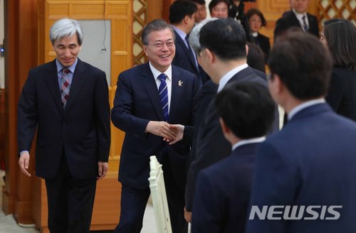 【서울=뉴시스】전신 기자 = 문재인 대통령이 13일 청와대 충무실에서 열린 국민헌법자문특위 초청 오찬에서 위원들과 인사하고 있다. 2018.03.13.&nbsp; photo1006@newsis.com