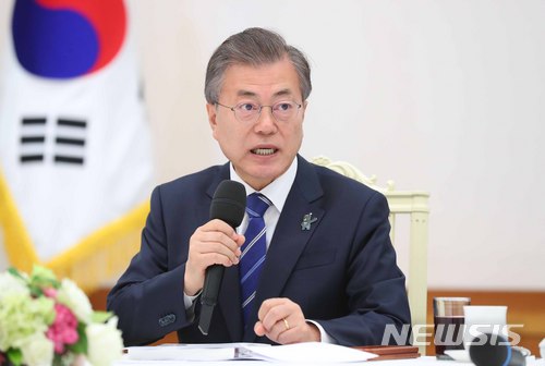 【서울=뉴시스】13일 국민헌법자문특위의 청와대 초청 오찬 당시의 문재인 대통령의 모습. (사진=뉴시스DB) 2018.03.13.