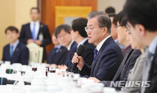 【서울=뉴시스】전신 기자 = 문재인 대통령이 13일 청와대 충무실에서 열린 국민헌법자문특위 초청 오찬에서 모두발언하고 있다. 2018.03.13.&nbsp; photo1006@newsis.com