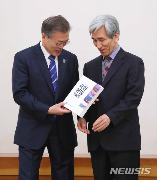 【서울=뉴시스】전신 기자 = 문재인 대통령이 13일 청와대 충무실에서 열린 국민헌법자문특위 초청 오찬에서 정해구 위원장으로부터 받은 자문안을 살펴보고 있다. 2018.03.13.&nbsp; photo1006@newsis.com