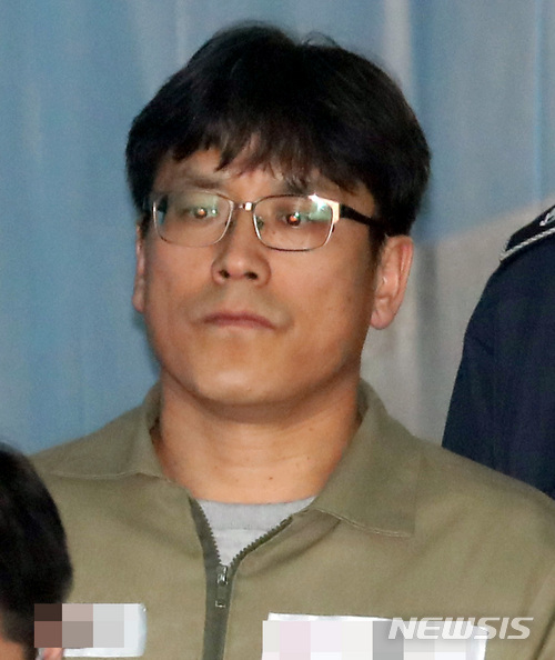 【서울=뉴시스】이영환 기자 = 허현준 전 청와대 국민소통비서관실 행정관이 지난 3월13일 서울 서초구 서울중앙지법에서 열린 4차 공판에 출석하고 있다. 2018.03.13. 20hwan@newsis.com