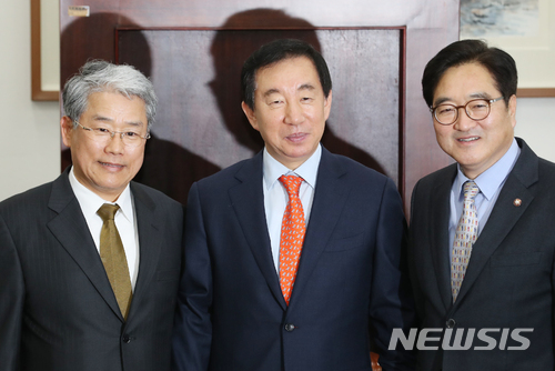 【서울=뉴시스】이종철 기자 = 13일 서울 여의도 국회 운영위 위원장실에서 열린 여,야 3당 원내대표 회동에 참석한 더불어민주당 우원식 원내대표, 자유한국당 김성태 원내대표, 바른미래당 김동철 원내대표가 포즈를 취하고 있다. 2018.03.13.&nbsp; jc4321@newsis.com