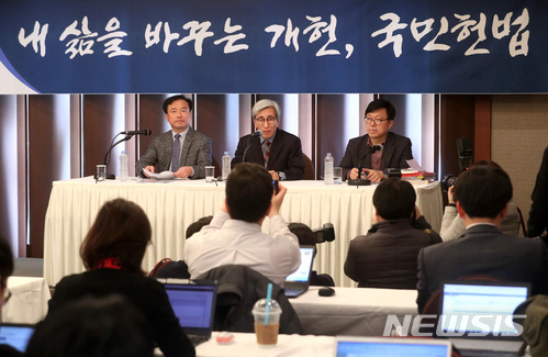 【서울=뉴시스】박진희 기자 = 국민헌법자문특별위원회 정해구(가운데) 위원장, 하승수(오른쪽) 부위원장, 김종철 부위원장이 13일 오후 서울 중구 프레스센터에서 국민헌법자문특위 개헌안 발표 기자간담회를 하고 있다. 2018.03.13.pak7130@newsis.com