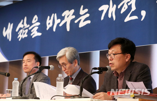 【서울=뉴시스】박진희 기자 = 국민헌법자문특별위원회 정해구(가운데) 위원장, 하승수(오른쪽) 부위원장, 김종철 부위원장이 13일 오후 서울 중구 프레스센터에서 국민헌법자문특위 개헌안 발표 기자간담회를 하고 있다. 2018.03.13.pak7130@newsis.com