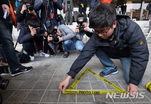 【서울=뉴시스】 배훈식 기자 = 이명박 전 대통령의 검찰 소환조사를 하루 앞둔 13일 오후 서울 서초구 서울중앙지방검찰청에서 취재진이 포토라인을 설정하고 있다. 2018.03.13.&nbsp; photo@newsis.com
