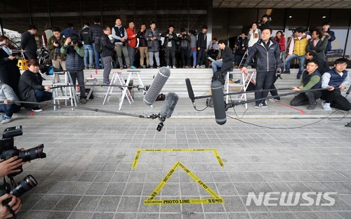 【서울=뉴시스】 배훈식 기자 = 이명박 전 대통령의 검찰 소환을 하루 앞둔 13일 오후 서울 서초구 서울중앙지검 앞에 포토라인이 쳐져 있다. 2018.03.13. photo@newsis.com
