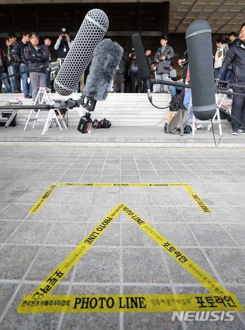 【서울=뉴시스】 배훈식 기자 = 이명박 전 대통령의 검찰 소환을 하루 앞둔 13일 오후 서울 서초구 서울중앙지검 앞에 포토라인이 쳐져 있다. 2018.03.13.&nbsp; photo@newsis.com