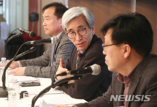 【서울=뉴시스】박진희 기자 = 국민헌법자문특별위원회 정해구(가운데) 위원장, 하승수(오른쪽) 부위원장, 김종철 부위원장이 13일 오후 서울 중구 프레스센터에서 국민헌법자문특위 개헌안 발표 기자간담회를 하고 있다. 2018.03.13.pak7130@newsis.com