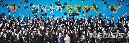 【아산=뉴시스】전신 기자 = 문재인 대통령과 부인 김정숙 여사가 13일 충남 아산 경찰대학에서 열린 2018 경찰대학생 및 간부후보생 합동임용식에서 미래 경찰 주역들인 초급 간부들과 기념촬영을 하고 있다. 2018.03.13. photo1006@newsis.com