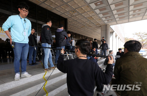 【서울=뉴시스】배훈식 기자 = 이명박 전 대통령의 검찰 소환을 하루 앞둔 13일 오후 서울 서초구 서울중앙지방검찰청 앞에서 내외신 기자들이 동선 체크 등 취재 준비를 하고 있다. 2018.03.13. dahora83@newsis.com