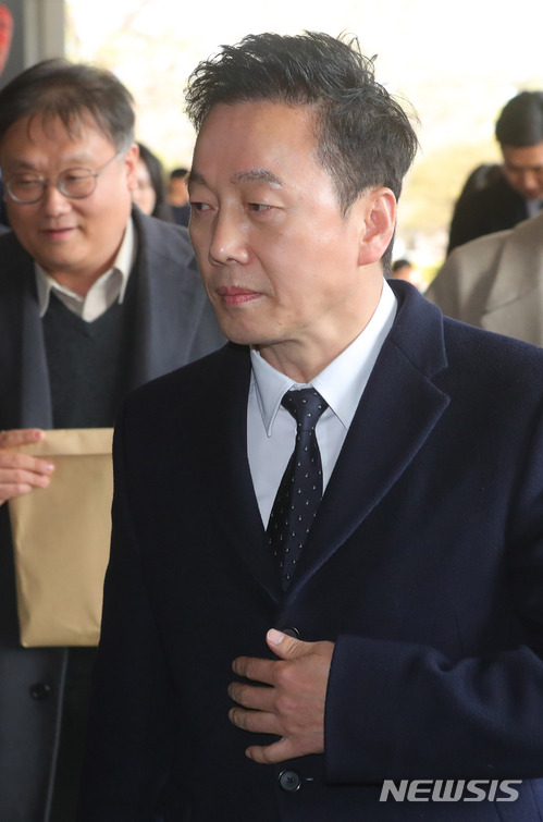 【서울=뉴시스】배훈식 기자 = 13일 오후 서울 서초구 서울중앙지방검찰청에 여대생 성추행 의혹 보도를 한 언론사에 대한 고소장 접수를 하기 위해 정봉주 전 의원이 청사로 향하고 있다. 2018.03.13.&nbsp; dahora83@newsis.com