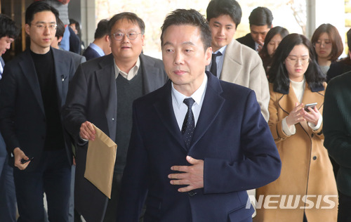 【서울=뉴시스】배훈식 기자 = 지난 13일 오후 서울 서초구 서울중앙지방검찰청에 여대생 성추행 의혹 보도를 한 언론사에 대한 고소장 접수를 하기 위해 정봉주 전 의원이 청사로 향하고 있다. 2018.03.13. dahora83@newsis.com