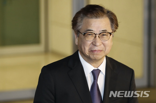 【인천공항=뉴시스】최동준 기자 = 서훈 국가정보원장이 일본 아베 신조 총리를 만나 방북·방미 결과, 한반도 정세를 논의한 뒤 13일 인천국제공항을 통해 귀국하고 있다. 2018.03.13.&nbsp; photocdj@newsis.com 