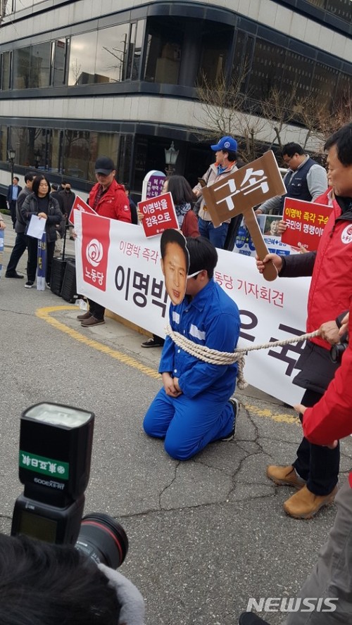 【서울=뉴시스】박영주 기자 = 100억 원대 뇌물수수, 횡령, 조세포탈 등 혐의를 받고 있는 이명박 전 대통령이 피의자 신분 조사를 받기 위해 14일 오전 서울 서초구 서울중앙지검에 출석했다.