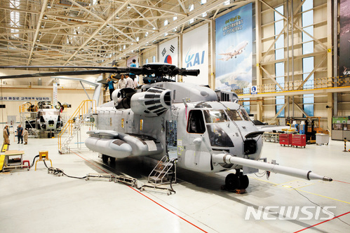 【사천=뉴시스】김윤관 기자 = KAI가 군수(미 해군 H-53) 항공기를 정비하고 있다. 우리나라 첫 항공정비(MRO) 전문업체에 한국항공우주산업(KAI)을 비롯한 8개 국내외 업체와 기관이 참여하기로 14일 합의했다. 2018.03.14. kyk@newsis.com