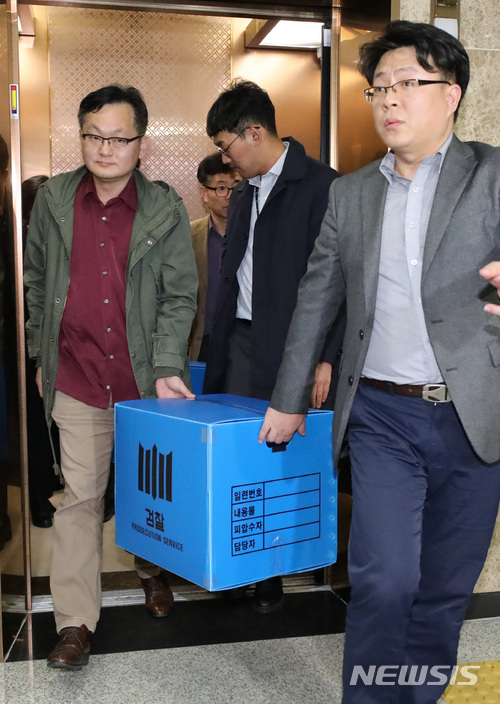 【홍성=뉴시스】강종민 기자 = 정무비서 김지은씨 성폭행 의혹을 받고 있는 안희정 전 충남지사를 수사 중인 검찰이 13일 밤 홍성 충남도청 도지사 집무실을 압수수색해 압수품을 옮기고 있다. 2018.03.13. ppkjm@newsis.com