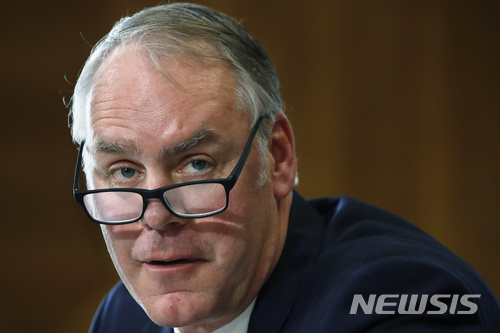 【워싱턴=AP/뉴시스】라이언 징키 미국 내무장관이 13일(현지시간) 상원 에너지천연자원 위원회에 출석해 발언하고 있다. 2018.3.19