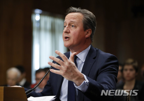 [워싱턴=AP/뉴시스] 데이비드 캐머런 전 영국 총리가 올해 3월 미국 워싱턴의 의회에서 열린 청문회에 참석해 답변을 하고 있다. 2018.11.02.