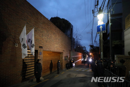 【서울=뉴시스】김선웅 기자 = 이명박 전 대통령의 검찰 출석일인 14일 오전 서울 강남구 논현동 이 전 대통령의 자택 앞에서 경찰이 경계를 하고 있다. 국가정보원 특수활동비 유용 및 민간으로부터 불법자금 수수 등 100억원이 넘는 뇌물 혐의, 다스를 통한 300억원 이상 비자금 조성 혐의 등을 받고 있는 이 전 대통령은 검찰 수사 선상에 오른 역대 다섯 번째 전직 대통령이다. 2018.03.14. mangusta@newsis.com