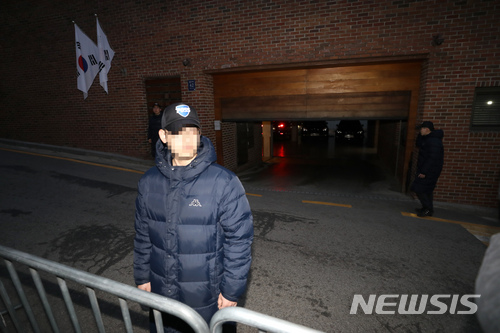 【서울=뉴시스】박진희 기자 = 14일 오전 100억원대 뇌물 및 다스(DAS) 실소유주 등 의혹을 받고 있는 이명박 전 대통령 서울 논현동 자택에 긴강감이 돌고 있다. 이 전 대통령은 국가정보원 특수활동비 유용 및 민간으로부터 불법자금 수수 등 100억원이 넘는 뇌물 혐의, 다스를 통한 300억원 이상 비자금 조성 혐의 등을 받고 있다. 2018.03.14.pak7130@newsis.com