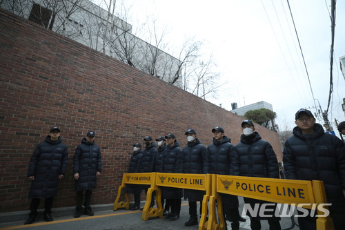 【서울=뉴시스】김선웅 기자 = 이명박 전 대통령의 검찰 출석일인 14일 오전 서울 강남구 논현동 이 전 대통령의 자택 앞에서 경찰이 경비를 서고 있다. 국가정보원 특수활동비 유용 및 민간으로부터 불법자금 수수 등 100억원이 넘는 뇌물 혐의, 다스를 통한 300억원 이상 비자금 조성 혐의 등을 받고 있는 이 전 대통령은 검찰 수사 선상에 오른 역대 다섯 번째 전직 대통령이다. 2018.03.14. mangusta@newsis.com