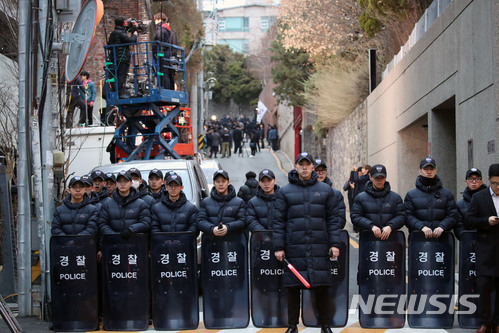 【서울=뉴시스】김선웅 기자 = 이명박 전 대통령의 검찰 출석일인 14일 오전 서울 강남구 논현동 이 전 대통령의 자택 앞에서 경찰이 경비를 서고 있다. 국가정보원 특수활동비 유용 및 민간으로부터 불법자금 수수 등 100억원이 넘는 뇌물 혐의, 다스를 통한 300억원 이상 비자금 조성 혐의 등을 받고 있는 이 전 대통령은 검찰 수사 선상에 오른 역대 다섯 번째 전직 대통령이다. 2018.03.14. mangusta@newsis.com
