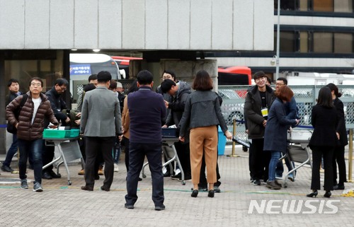 【서울=뉴시스】조성봉 기자 = 100억 원대 뇌물수수, 횡령, 조세포탈 등 혐의를 받고 있는 이명박 전 대통령이 검찰에 소환되는 14일 오전 서울 서초구 서울중앙지방검찰청 입구에서 취재진들이 검문검색을 받고 있다. 2018.03.14. suncho21@newsis.com