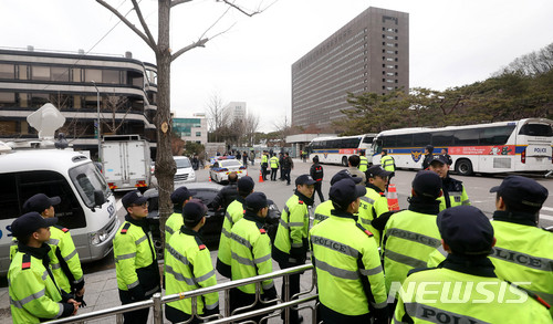 【서울=뉴시스】추상철 기자 =이명박 전 대통령의 검찰 출석이 예정된 14일 오전 서울 서초구 서울중앙지방검찰청앞에서 경찰병력이 만일의 사태를 대비해 경비를 서고 있다. 2018.03.14.&nbsp; scchoo@newsis.com