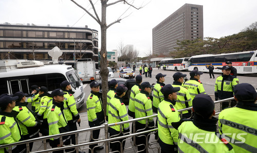 【서울=뉴시스】추상철 기자 =이명박 전 대통령의 검찰 출석이 예정된 14일 오전 서울 서초구 서울중앙지방검찰청앞에서 경찰병력이 만일의 사태를 대비해 경비를 서고 있다. 2018.03.14.&nbsp; scchoo@newsis.com