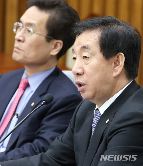 【서울=뉴시스】박영태 기자 = 김성태 자유한국당 원내대표가 14일 서울 영등포구 여의도 국회에서 진행된 원내대책회의에서 모두발언을 하고 있다. 2018.03.14.since1999@newsis.com