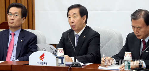 【서울=뉴시스】박영태 기자 = 김성태 자유한국당 원내대표가 14일 서울 영등포구 여의도 국회에서 진행된 원내대책회의에서 모두발언을 하고 있다. 2018.03.14.since1999@newsis.com